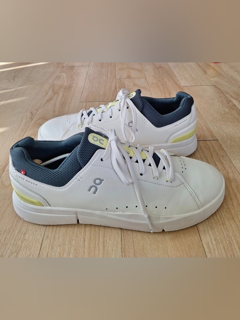 Mens 11 - On THE ROGER Advantage Ivory Evergreen Sneaker